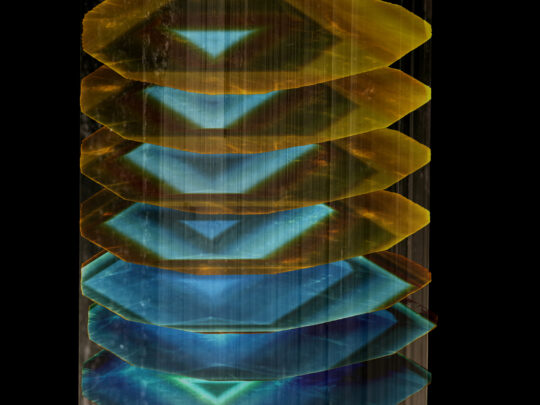 Dunkler Turmalinkristall mit einmontierten Turmalinscheiben